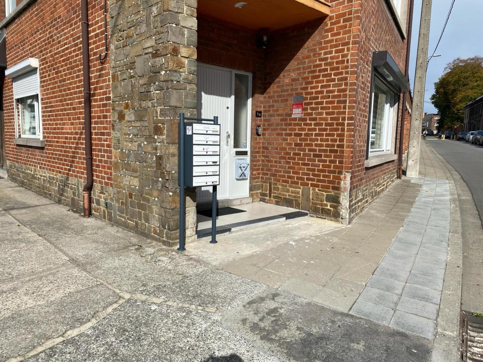 1-E Superbe Appartement Lumineux Charleroi Exterior photo